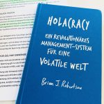 Holacracy - Ein revolutionäres Management-System für eine volatile Welt by Brian J Robertson